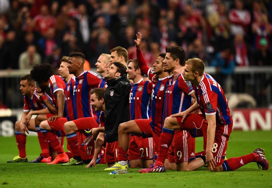 L&#39;omaggio dei giocatori del Bayern al proprio pubblico a fine partita. Getty